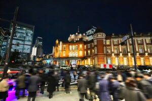 仕事を終えて東京駅に向かうビジネスマン達
