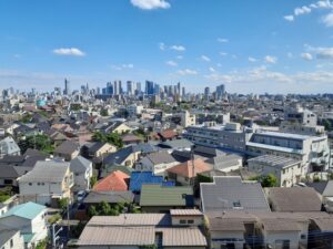 中落合の住宅街より新宿駅方面を望む